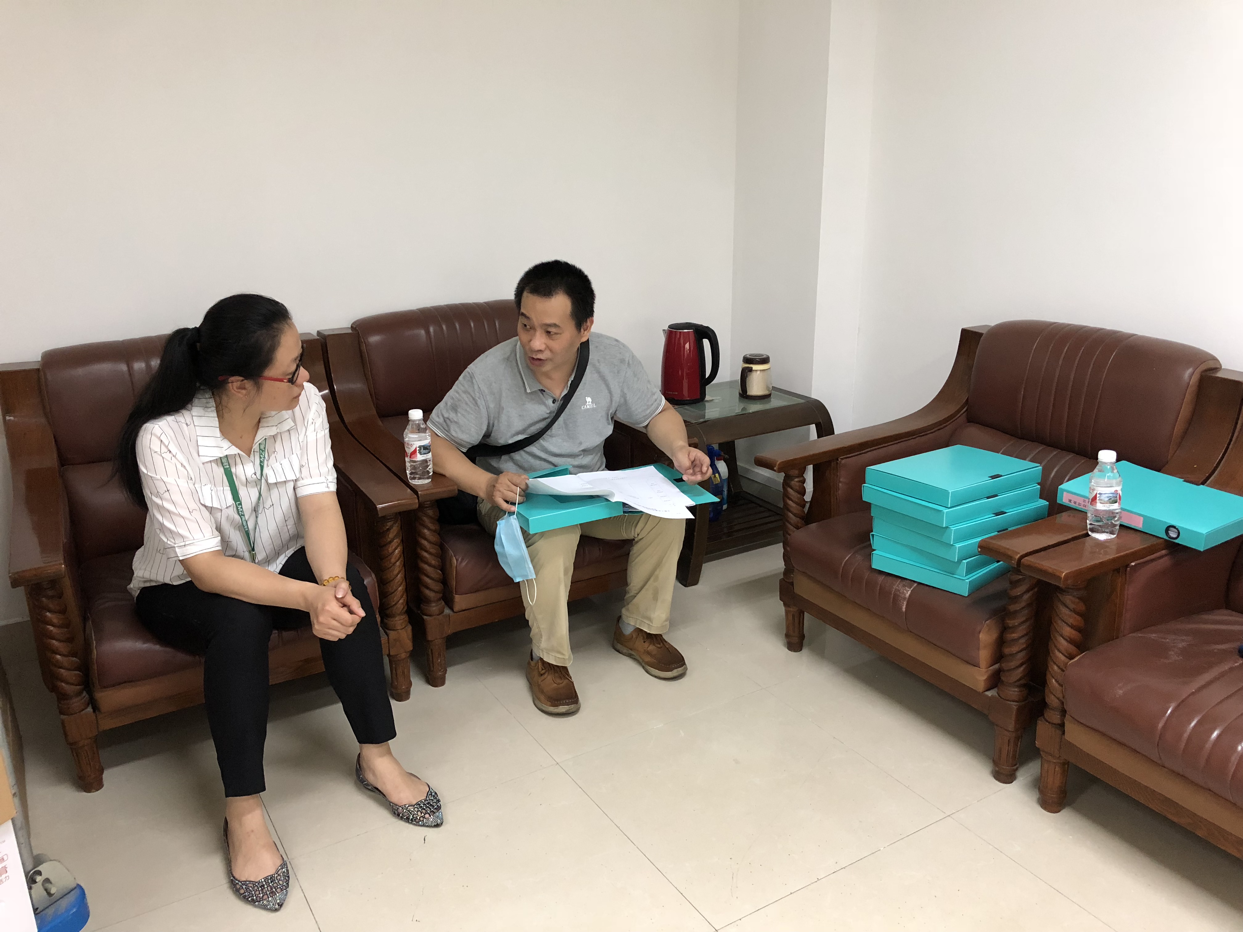 圖二為檢查組人員對所屬企業(yè)廉政風險防控工作進行督促指導(dǎo).JPG