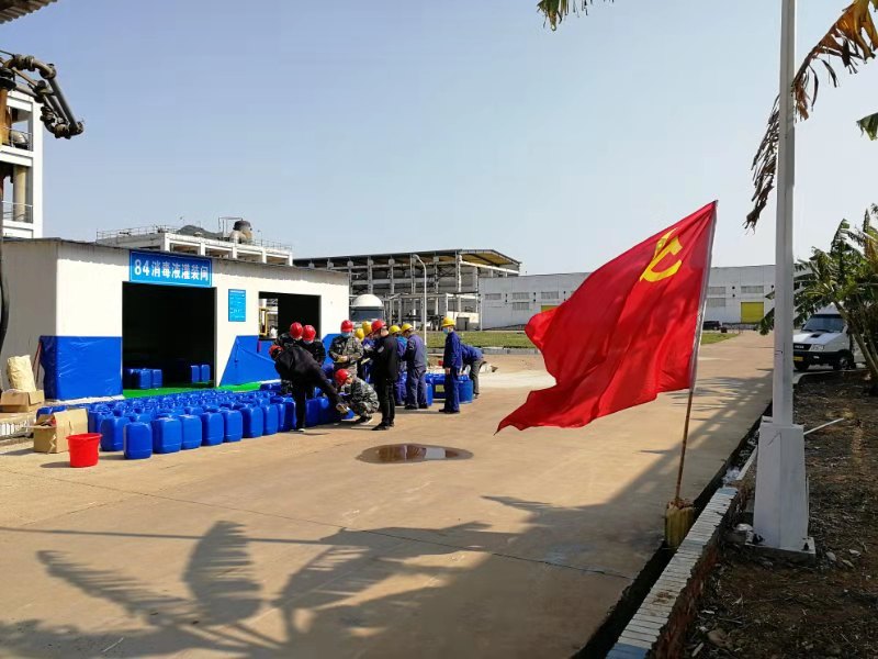 2.2020年2月18日，廣西柳化氯堿公司生產(chǎn)、罐裝84消毒液，助力疫情防控。.jpg